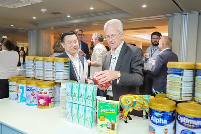 Richard Hall, Chairman of Global Dairy Congress, impressed by Vinamilk’s story (PRNewsfoto/Vinamilk)