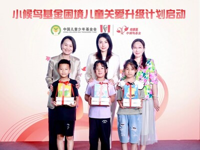 Joey Wat, CEO of Yum China, Zhu Dongyun, Deputy Secretary-General of the China Children and Teenagers' Fund, and KFC China’s first Goodwill Ambassador, Olympic Champion Guo Jingjing, share gift packages with “Little Migratory Bird” representatives