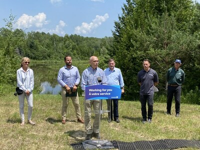 Michael Nadler, CEO, Ducks Unlimited Canada, addresses those in attendance for the WCPP announcement at the Nonquon Wildlife Area near Port Perry. Pictured in the background from left to right are Wilma Wotten, Mayor, Township of Scugog, Hon. David Piccini, Minister of the Environment, Conservation and Parks, Todd J. McCarthy, MPP, Durham, John MacKenzie CEO, Toronto and Region Conservation Authority, Mark Stabb, NCC Program Director for Central Ontario East. (CNW Group/DUCKS UNLIMITED CANADA)