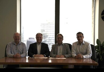 Foto da esquerda para a direita: Peter Curtis, Conselheiro Executivo, Seaspan; Torsten Pedersen Diretor de operações, Seaspan; Thomas Leander, Chefe de Soluções e Gerente Local, Frederikshavn, MAN ES e; Thomas Juul MD em MAN ES Canadá (CNW Group/Atlas Corp.)