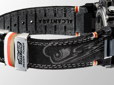 Band made of Alcantara material Band made of Alcantara material