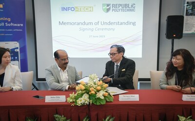 From Left to Right: Ms Torrance Yeoh (COO, Info-Tech) and Mr Babu Dilip (CEO, Info-Tech) signing the Memorandum of Understanding (MOU) with Mr Tui Jurn Mun (Director, RP School of Management and Communication) and Ms Tio Wee Leng (Assistant Director, RP).