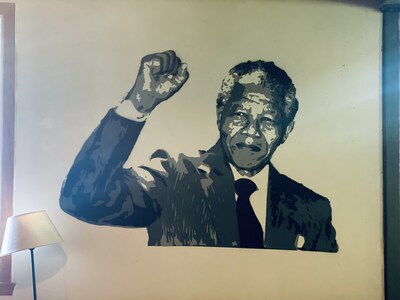 Dans son salon, Galle avait fait peindre sur son mur le leader sudafricain Nelson Mandela. (Groupe CNW/Alliance des maisons d'hbergement de 2e tape pour femmes et enfants victimes de violence conjugale)