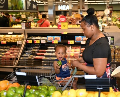Janira and Josiah shop for fruit and vegetables