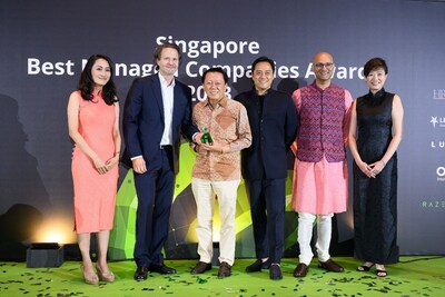 Leaders of LUXASIA, including Chairman Patrick Chong and Group CEO Dr. Wolfgang Baier, 
receiving the Singapore’s Best Managed Companies Award at the awards ceremony organized by Deloitte