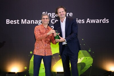 Deloitte BMCSG picture with WB & Deloitte CEO - Dr Wolfgang Baier receiving the Deloitte Best Managed Companies Singapore Award from Shariq Barmaky, CEO, Deloitte Singapore