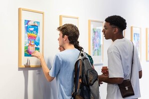 L'exposition internationale de peinture pour enfants de Jiangsu s'est tenue à Paris, en France