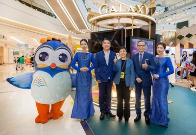 Ms. Maria Helena de Senna Fernandes, Macao Government Tourism Office Director (3rd from right), Mr. Henry Oh, Chairman of Korea Association of Travel Agents (KATA) (4th from right), together with Mr. Victor Lau, the Assistant Senior Vice President of Guest Hospitality and MICE Sales of Galaxy Entertainment Group (2nd from right) joined the opening ceremony of the “Experience Macao Unlimited” mega roadshow on 14 July afternoon. (PRNewsfoto/Galaxy Macau)