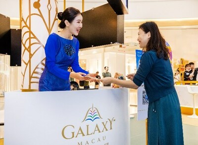 Galaxy Macau showcases a diverse range of exciting travel products at the roadshow, attracting local residents and tourists alike. (PRNewsfoto/Galaxy Macau)