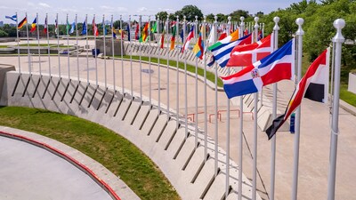 Pavoisement historique des drapeaux au Parc olympique (Groupe CNW/Parc olympique)