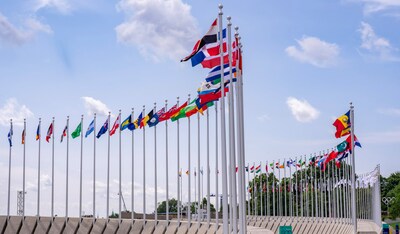 Pavoisement historique des drapeaux au Parc olympique (Groupe CNW/Parc olympique)