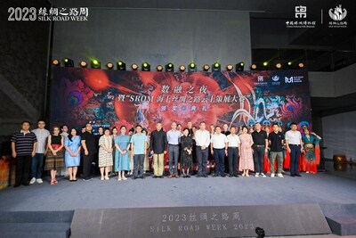 The family photo of the Award Ceremony (PRNewsfoto/China National Silk Museum)