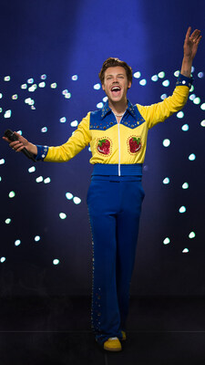 Harry Styles trong bộ trang phục màu xanh phối vàng mang thiết kế theo phong cách riêng của anh. (Ảnh: Madame Tussauds Singapore)