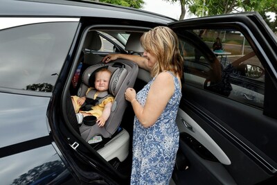 Hyundai and Children’s Hospital Los Angeles Host Child Safety Seat Check and Pedestrian Safety Event