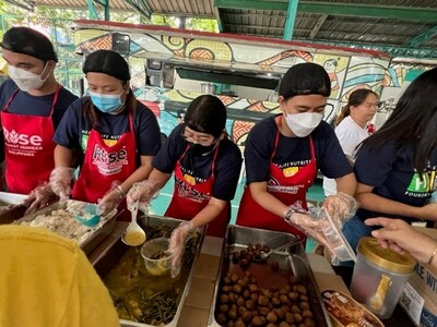 Herbalife employees in the Philippines preparing hot meals for people in need.