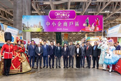Guests of honour receive a guided tour of the Sands Shopping Carnival Thursday at The Venetian Macao’s Cotai Expo, after officiating the opening ceremony. (PRNewsfoto/Sands China Ltd.)