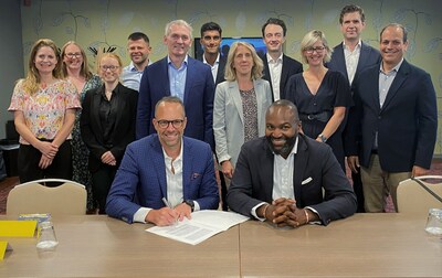 Joined by members of their teams, Dominique Boies (bottom left), CEO of Enerkem, and Frankie Ugboma (bottom right), CEO of Dimeta, sign an agreement for the development of two large-scale projects that will convert waste into renewable and recycled carbon dimethyl ether (DME).