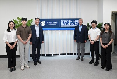 3rd from left: Hong Lim Ryu, President of Seoul National University 3rd from right: Euisun Chung, Executive Chair of Hyundai Motor Group