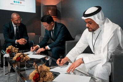 Jaemin Oh (center), VP of Business Development at Lunit, signs the contract with Abdulelah Al Mayman (Right), CEO of Cloud Solutions, Dr. Sulaiman Al-Habib Medical Group, at the Kingdom of Saudi Arabia