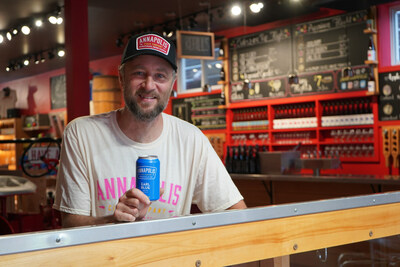 Cidermaker, Joey Courchesne, holds a can of Earl Blue the recent winner of "Best Cider of the Year 2023" (CNW Group/Annapolis Cider Co.)