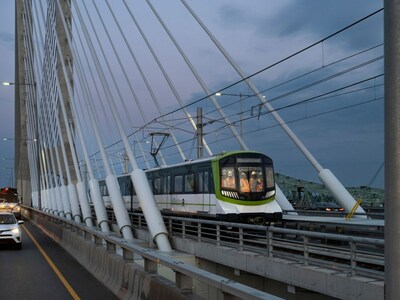 A REM automated electric train travels over the Samuel De Champlain Bridge. (CNW Group/Canada Infrastructure Bank)