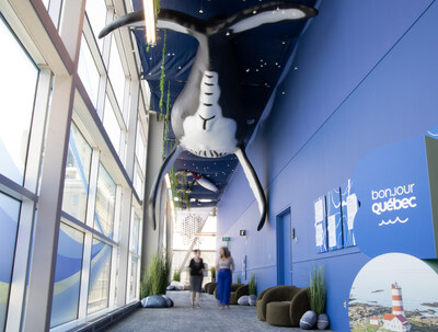 Un nouvel espace aux couleurs du fleuve Saint-Laurent, avec sa baleine grandeur nature, offre un espace informel de réseautage aux congressistes du Palais des congrès de Montréal. (Groupe CNW/Palais des congrès de Montréal)