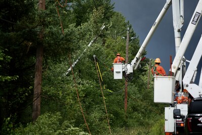 Hydro Ottawa crews continue to make repairs and restore power to impacted customers following the July 28, 2023 storms. (CNW Group/Hydro Ottawa)