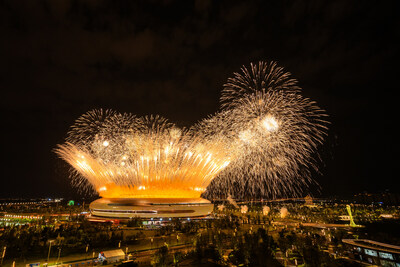 Um show de fogos de artifício é realizado durante a cerimônia de abertura. UIS (PRNewsfoto/Xinhua)