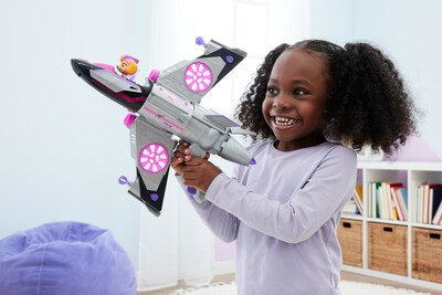 Skye's Mighty Movie Jet features 360-degree wing rotation, motion activated lights, sound and phrases, so preschoolers can recreate their favorite missions. (CNW Group/Spin Master)