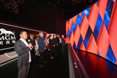 Guests of honor visited the “To Infinity and Beyond”, where Calvin Hui, curator of the exhibition, offered a guided tour to the guests and introduced to them Hsiao Chin’s world of art.