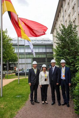 Ms. Leng Weiqing, Chairwoman of Shanghai Electric, recently visited Siemens in Germany to Further Forge New Green, Low-Carbon Cooperation.