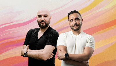 Cofundadores da Airalo, Bahadir Ozdemir e Abraham Burak (PRNewsfoto/Airalo)