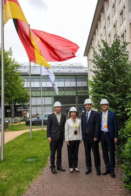 La señora Leng Weiqing, presidente de Shanghai Electric, visitó recientemente la empresa Siemens en Alemania para seguir forjando una nueva cooperación ecológica con bajas emisiones de carbono. (PRNewsfoto/Shanghai Electric)