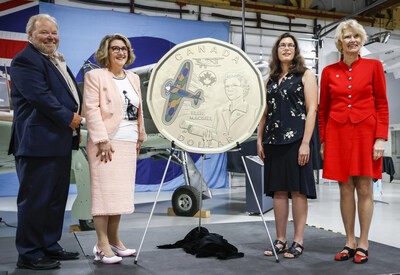 (From left to right) Elsie MacGill grandson Rohan Soulsby, Royal Canadian Mint President and CEO Marie Lemay, P. Eng., ing., Dr. Crystal Sissons and Mint Board of Directors Chair Phyllis Clark unveil the $1 commemorative circulation coin honouring the legendary Elsie MacGill at Calgary's Hangar Flight Museum on August 1, 2023. (CNW Group/Royal Canadian Mint)