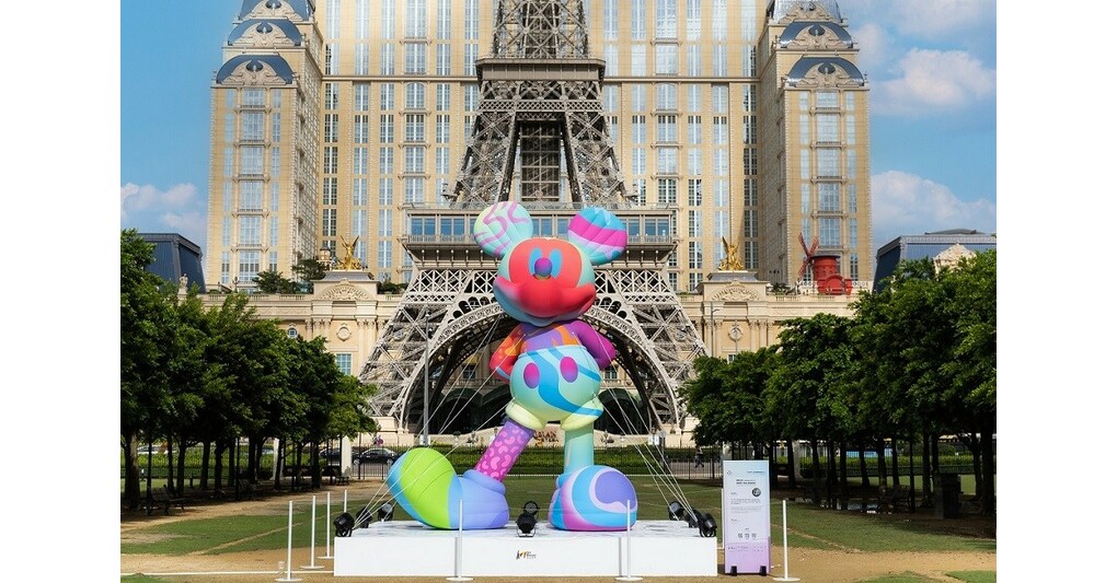 Mickey, the world is yours by Patrick Cornée (2023) : Sculpture