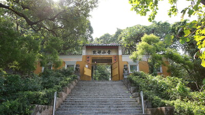 Enter the Dragon, the movie that propelled Bruce Lee to international stardom and spawned numerous fight clubs worldwide, was filmed at Tsing Shan Monastery in Tuen Mun. (CNW Group/Hong Kong Tourism Board)