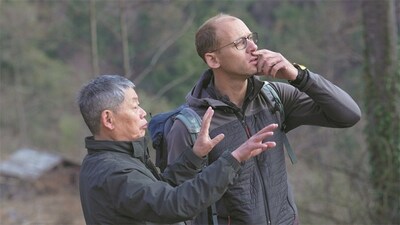 Long Yongcheng (left), a primatologist, discusses the monkeys with Benichou in Xiangguqing village, Yunnan, in March. [Photo / China Daily]