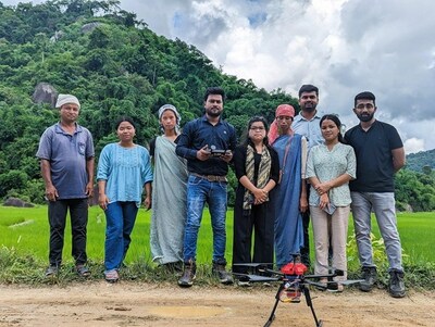 Photo with the farmers and BharatRohan team during the drone survey