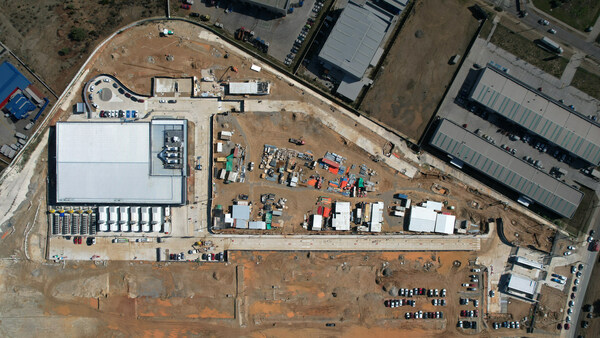 On the left, Scala’s SSCLCR01 data center that goes into operation at the 30 MW IT Curauma Campus