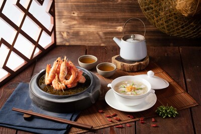 Acclaimed seafood specialist Galaxy Macau Tam Chai Yu Chun presents two more seasonal delicacies: Drunken Prawns in Aged Huadiao Wine and Crabmeat and Conpoy Soup with Winter Melon and Tonkin Jasmine. (PRNewsfoto/Galaxy Macau)