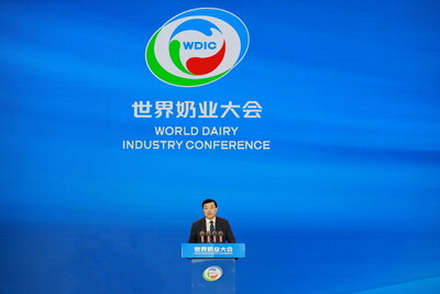 Mr. Pan Gang, Chairman and President of Yili Group, delivers a keynote speech 
at the opening ceremony.