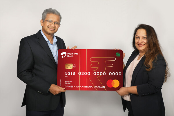 (LtoR) Airtel Payments Bank's Chief Operating Officer, Ganesh Ananthanarayanan and Chief Marketing Officer, Shilpi Kapoor, unveil the Bank’s first eco-friendly debit card
