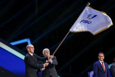 Se lleva a cabo la ceremonia de entrega de la bandera FISU (PRNewsfoto/Xinhua)