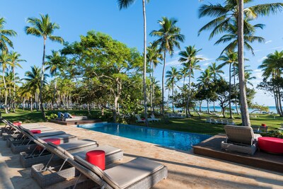 Wyndham Alltra Samaná gives guests a private beachfront, live entertainment, access to four glistening pools and nearly a dozen bars and restaurants for dining and refreshments.