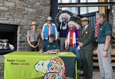 Left to Right: Kate Hammond, Intermountain Regional Director, National Park Service; Chief Roy Fox of Kainai Nation; Council member Samuel Crowfoot of Siksika Nation; Chief Ouray Crowfoot of Siksika Nation; Dave Roemer, Superintendent, Glacier National Park, National Park Service; Locke Marshall, Field Unit Superintendent, Waterton Lakes National Park, Parks Canada. Signing: Ron Hallman, President and Chief Executive Officer, Parks Canada. Photo : Gina Icenoggle, National Park Service. (CNW Group/Parks Canada)
