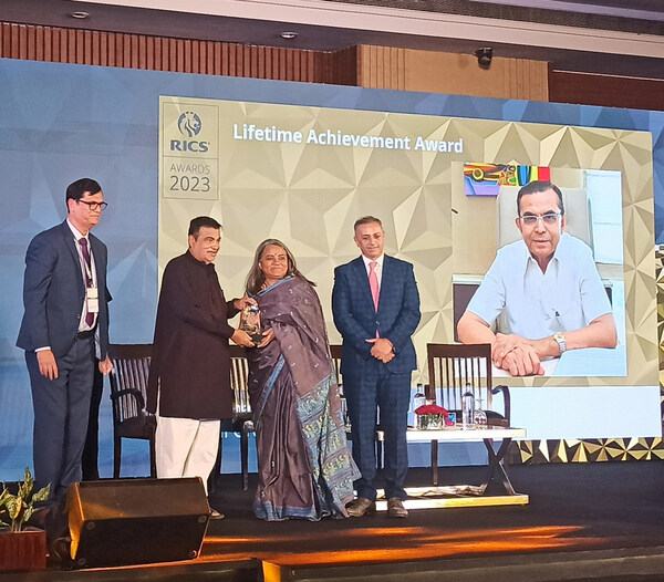 Subhash Runwal received the Lifetime Achievement Award at the RICS South Asia Awards. The award was conferred by the Minister for Road Transport & Highways, Shri Nitin Gadkari, and received by Sangeeta Prasad, Group CEO, Runwal