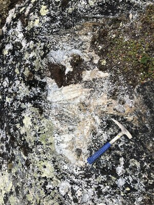 Spodumene (lithium silicate) megacrysts found the at SD4 Pegmatite, LDG Lithium Project, NWT (CNW Group/North Arrow Minerals Inc.)