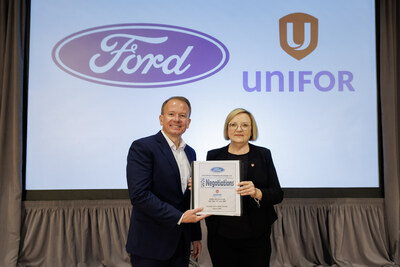 Steven Majer, vice-président, Ressources humaines, Ford Canada (gauche), et Lana Payne, présidente nationale, Unifor (droite) se rencontrent pour le début des négociations. Ford apprécie son partenariat avec Unifor et est impatiente d'établir un plan pour l'industrie automobile canadienne. Pour composer avec cette nouvelle réalité, il faut collaborer sur les éléments qui permettront à Ford et à Unifor d'être concurrentiels et d'avoir du succès. (Groupe CNW/Ford of Canada)