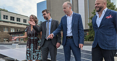 A photo of the Honourable Steven Guilbeault, Minister of Environment and Climate Change, Julie Dabrusin, Parliamentary Secretary to the Minister of Natural Resources and the Minister of Environment and Climate Change, Luke Barber, Chief Operating Officer, University of Toronto and Scott Hendershot, Senior Manager, Sustainability Office, University of Toronto, standing together on a rooftop covered in solar panels. (CNW Group/Environment and Climate Change Canada)