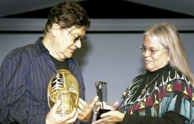 Chief Ava Hill presents Robbie Robertson a LifetimeAchievement Award at the Gathering Place, Six Nations On The Grand,October 2017 (photo courtesy of Ava Hill).